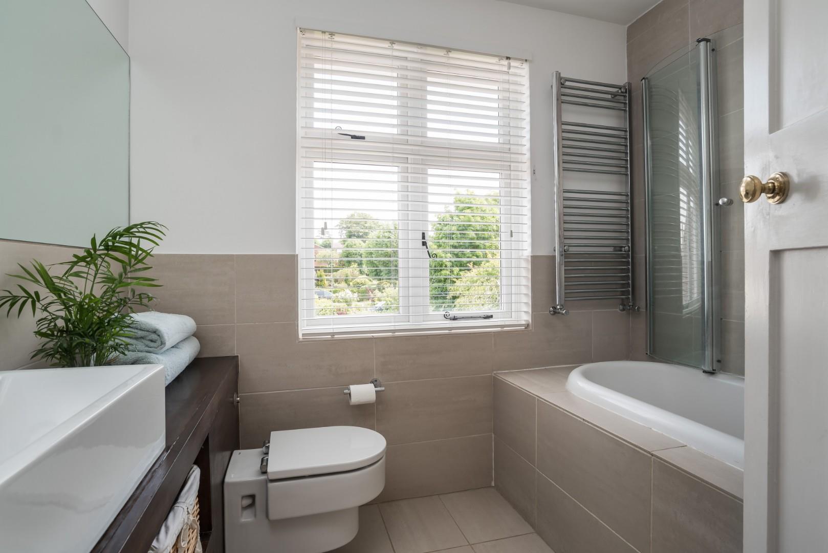 016 4 Ennismore Ave, Guildford 20190522 MH18258 Ed