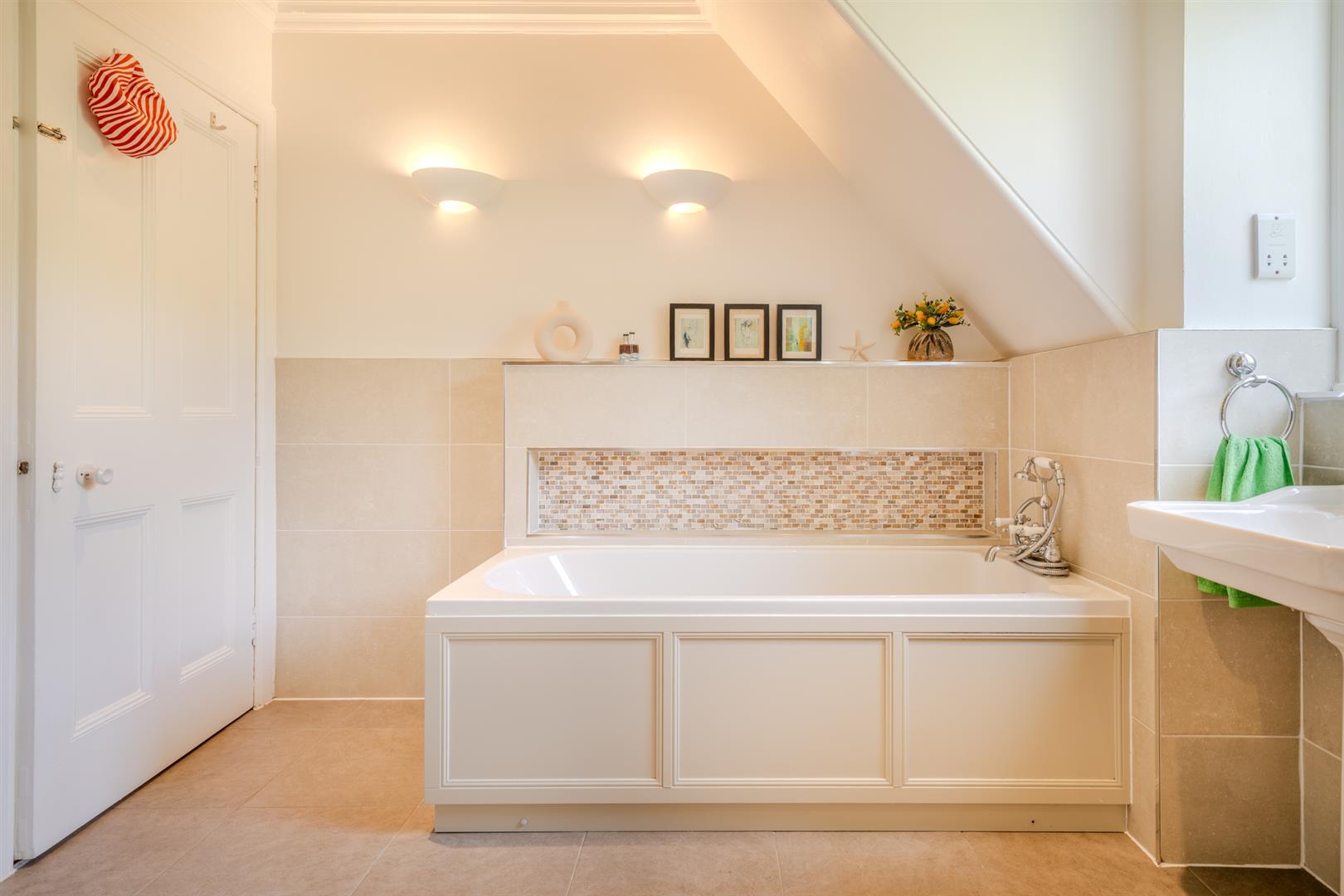 Upper_Apartment_2_Manorhill-19